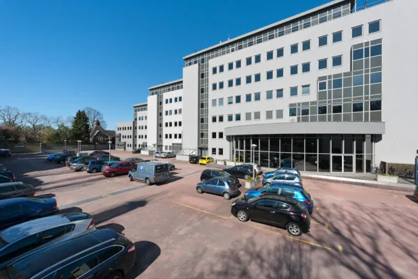 Kantoorgebouw aan de Barchman Wuytierslaan met parkeerterrein op de voorgrond.